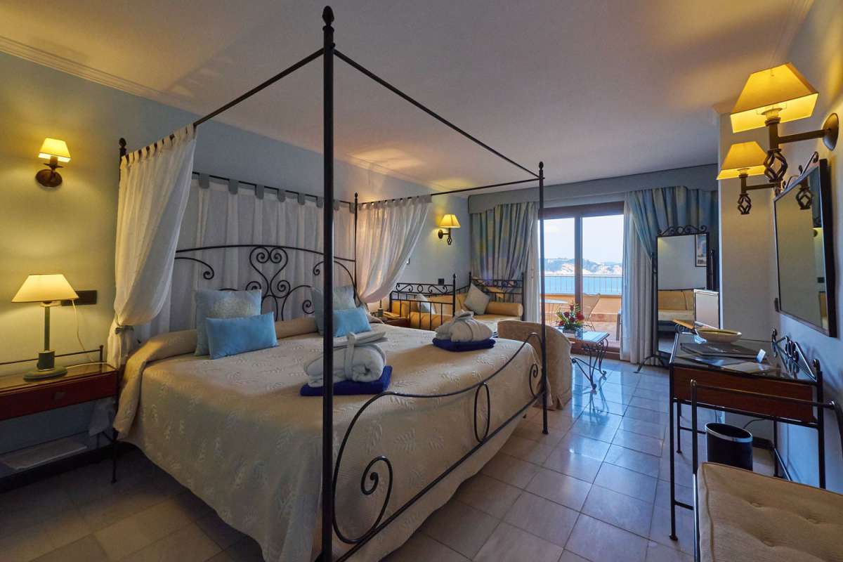Hotel Petit Cala Fornells - Cala Fornells